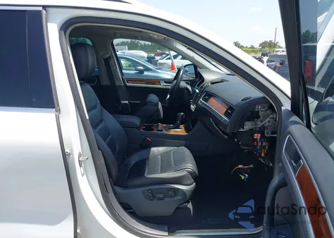 2014 Volkswagen Touareg Tdi Lux z USA, uszkodzony, nr VIN WVGEP9BP0ED001256